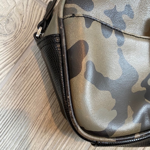 G.I.L.I. Camo Mini Crossbody Bag - Picture 4 of 11